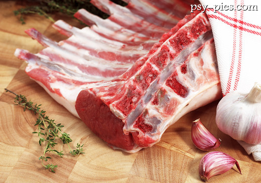 Surowe mięso przygotowane do porcjowania na dietę BARF