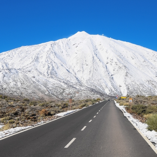 Wulkan Teide przykryty śniegiem, Teneryfa, Hiszpania.