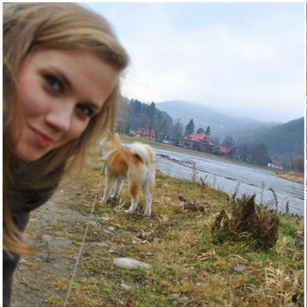 foto: blogstar.pl Agnieszka Kaczorowska i jej suczka rasy Akita Młoda aktorka udowadnia, że nigdy nie jest za późno, aby