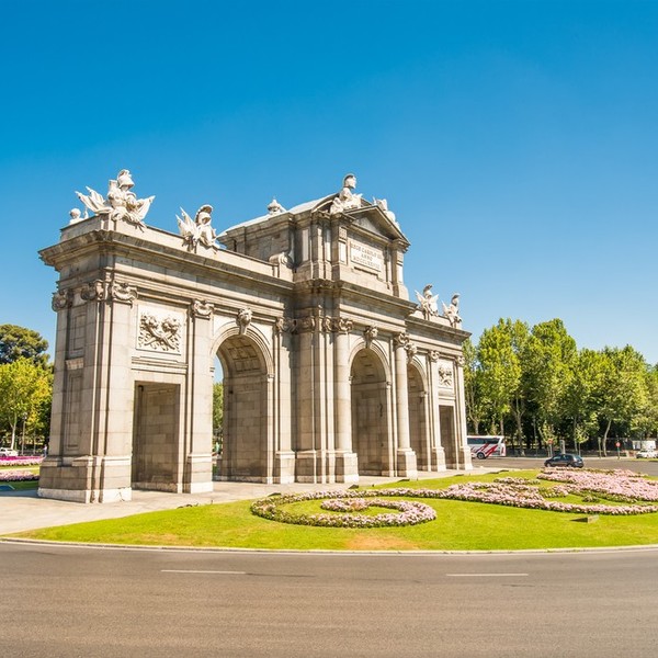 Puerta de Alcala (Alcala Gate) to klasycystyczny pomnik, który znajduje się na Placu Niepodległości, w centrum miasta, z