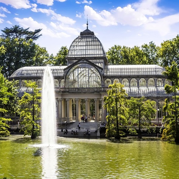 Będąc w Parku Retiro, miałam okazję podziwiać Pałac Kryształowy (hiszp. Palacio de Cristal del Retiro lub Palacio de Cri