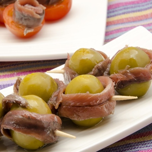 Typowa hiszpańska przekąska z oliwek i anchois.
