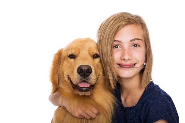 Golden retriever podczas wspólnego spaceru z opiekunem