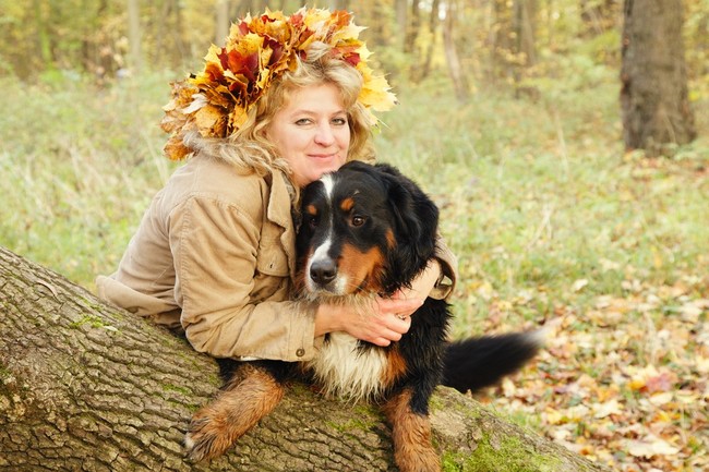 Ewa z berneńczykiem w lesie berneńczyk i jego pani Ewa