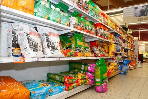 Różne karmy dla psów w sklepie zoologicznym Bogata oferta różnych karm dla różnych ras psów w sklepie zoologicznym