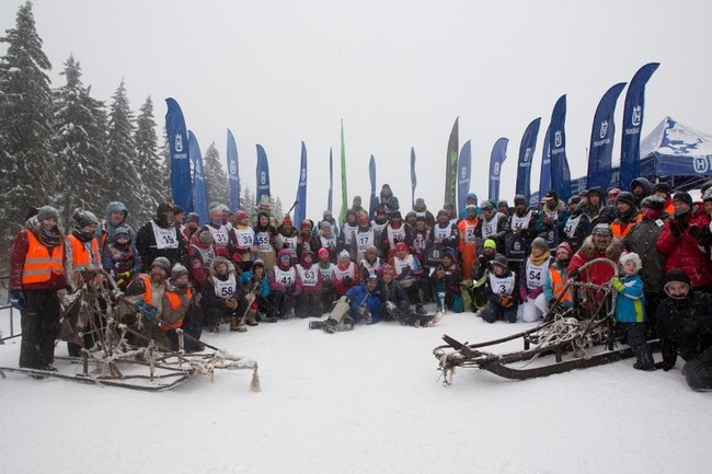 Zdjęcie grupowe uczestników wyścigu psich zaprzęgów Husqvarna Tour 2015