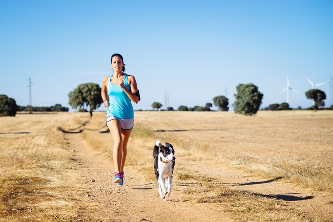 Kobieta uprawiajaca jogging z psem